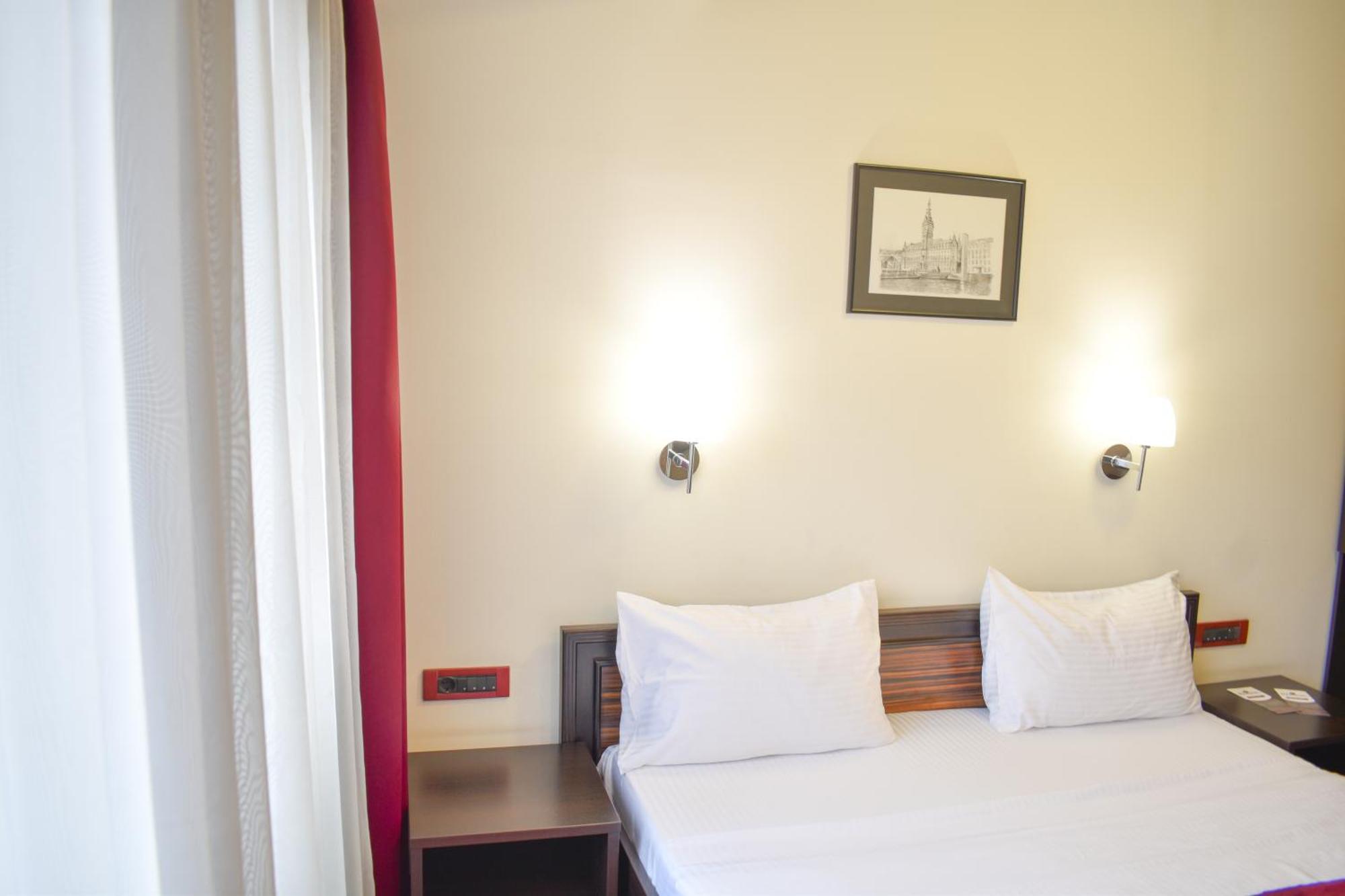 Hotel Hamburg Skopje Bagian luar foto
