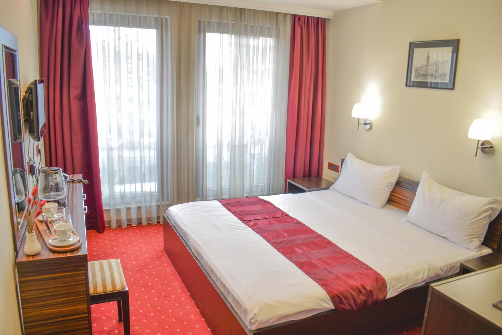 Hotel Hamburg Skopje Bagian luar foto