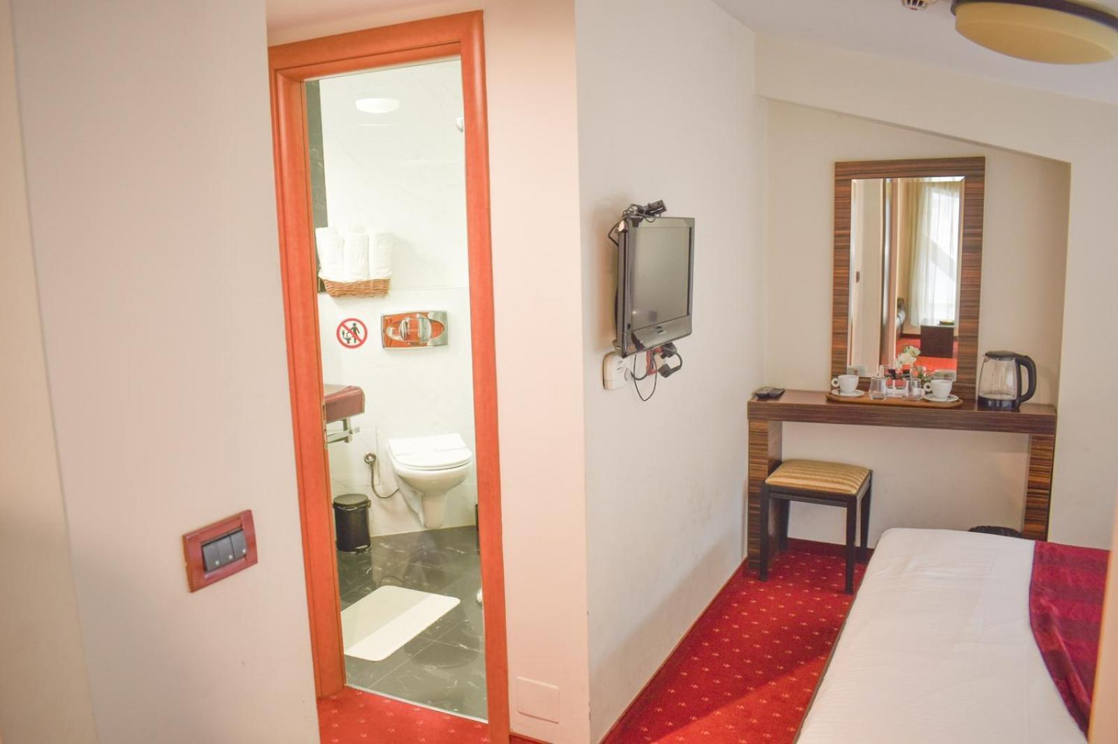 Hotel Hamburg Skopje Bagian luar foto