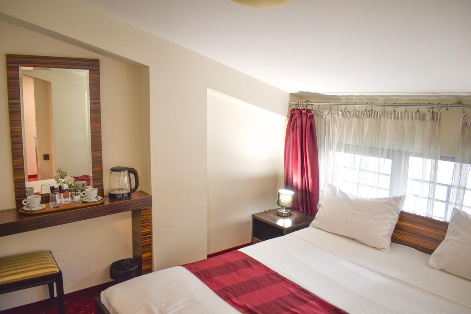 Hotel Hamburg Skopje Bagian luar foto