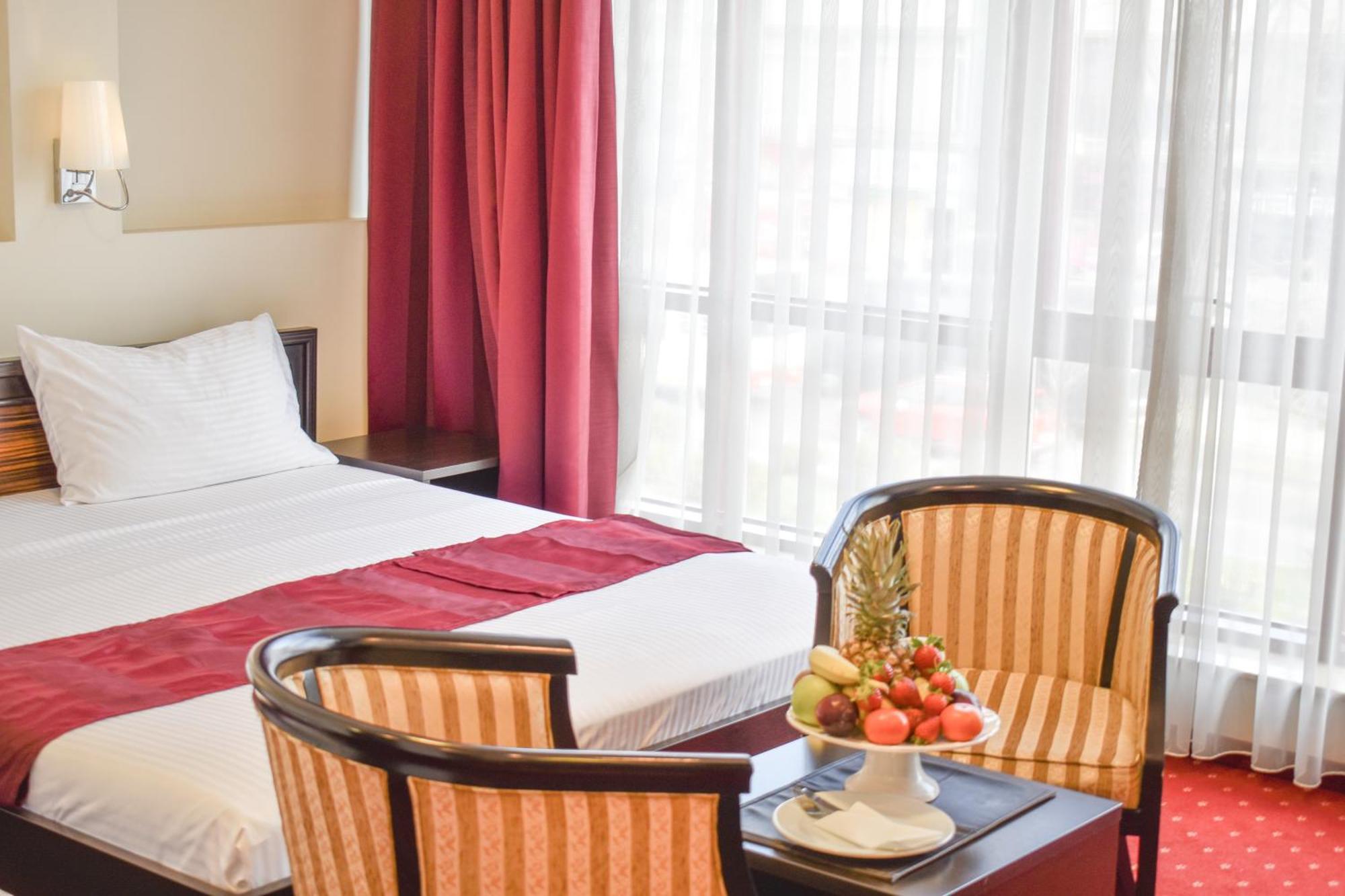 Hotel Hamburg Skopje Bagian luar foto