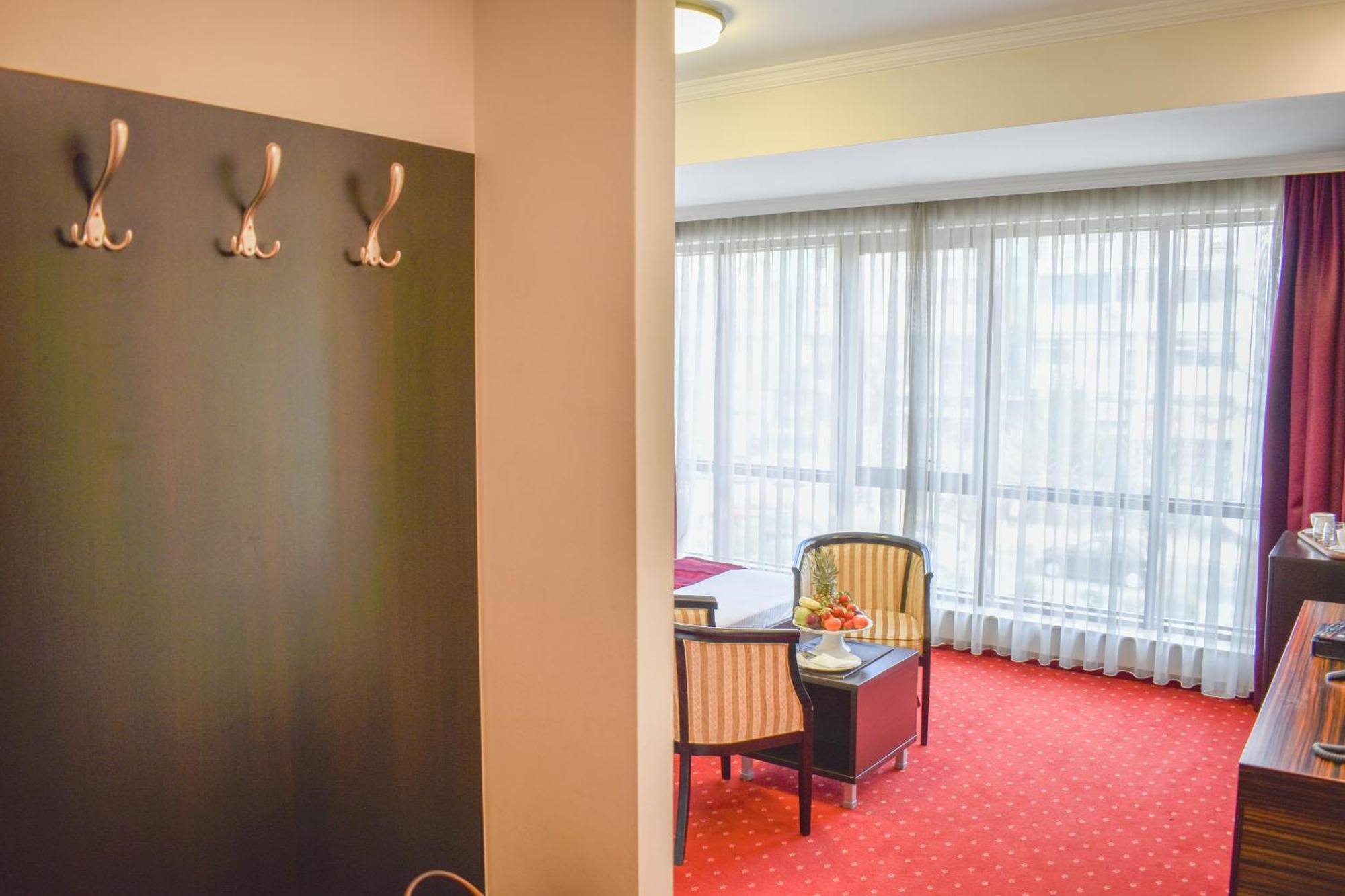 Hotel Hamburg Skopje Bagian luar foto