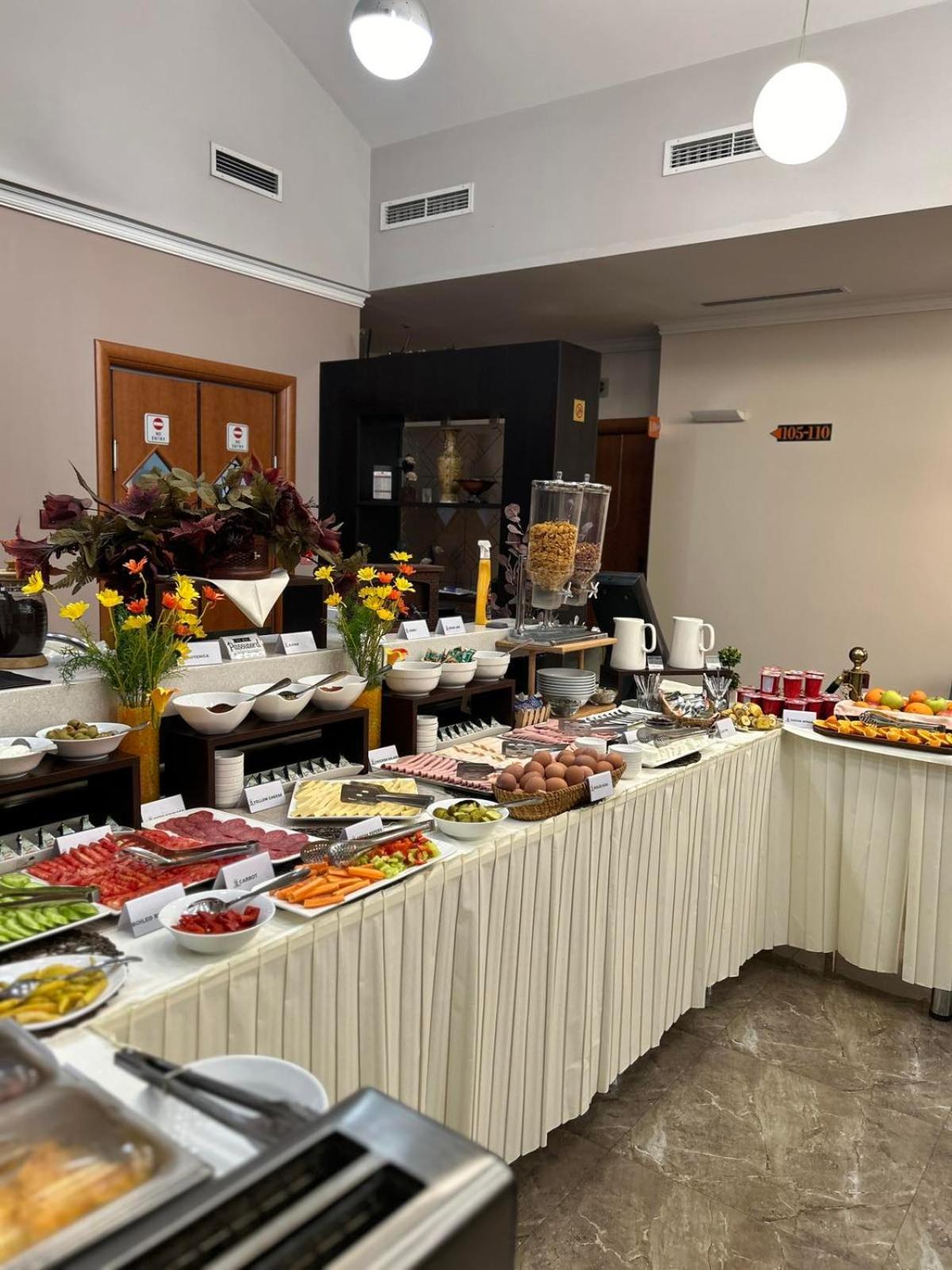 Hotel Hamburg Skopje Bagian luar foto